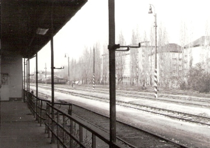  Bratislava Nivy, pohľad z nástupišťa do koľajiska, vzadu odstavené nákladné voze. Foto: J. Horník, cca 1983. 142 x 100 