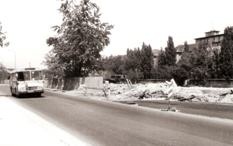 Bratislava Nivy. Pohľad na koľajište od Karadžičovej ul. cez zbúranisko býv. staničných skladov. Foto: J. Horník, cca 1983. 142 x 100 