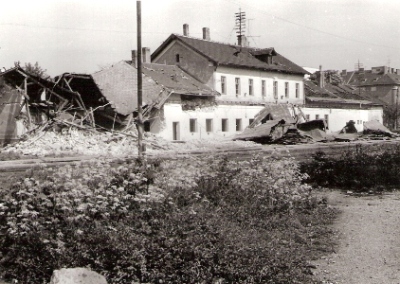  Bratislava Nivy. Pohľad na výpravnú budovu od koľajiska. Búracie práce sa už začali. Foto: J. Horník, cca 1983. 142 x 100 