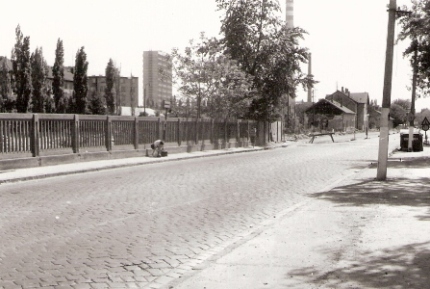  Bratislava Nivy. Pohľad na výpravnú budovu od Karadžičovej ul. Betónový perforovaný plot, dláždená ulica. Foto: J. Horník, cca 1982. 142 x 100 
