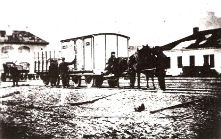  Nákladný vozeň krytý a otvorený na bratislavskom koľajisku konskej železnice Bratislava Trnava. Foto: Anon., cca 1872. Fotorepro: Anon. 170 x 110 