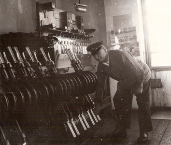  Výhybkár na stavadle pri obsluhe elektromechanic. výhybk. prístroja. Anon., cca 1960. 161 x 130 