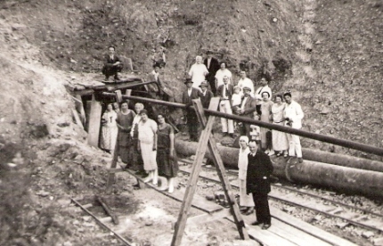  Portál smer. štôlne s prac. drážkou a vent. potrubím. Pózujúci civilisti. Text: Stavba žel., tunel, Veselí n. M. - Nové Mesto n. V. Anon., cca 1925. 130 x 90, repro: R. Rebro 