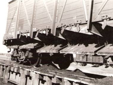  Vyložený štvornápravový vyskostenný vozeň s otvorenými podlahovými klapkami na výsypnej rampe v Čiernej nad Tisou. Anon., cca 1955. 142 x 110 