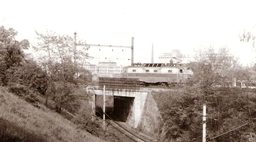  Bratislava - ES 499.0 idúca zrejme od zast. Ba Vinohrady do hl. st. na nadjazde nad traťou z hl. st. do Ba Nové Mesto. Foto: Z. Piešová, 1986. 130 x 90 