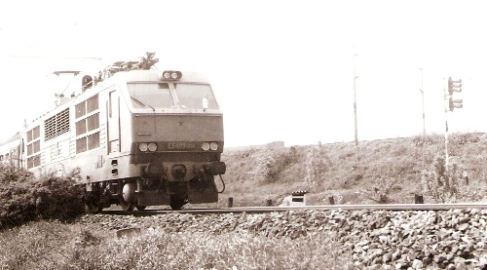 Bratislava - ES 499.0 s rýchl. na spojke z Ba predm. do Odb Močiar. Vzadu násyp trate Rača - hl. st. a vchod. náv. do Ba predm. od Odb Vinohrady. Foto: Z. Piešová, 1986. 130 x 90 