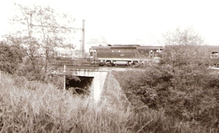  Bratislava - T 478.4 s rýchlikom idúcim do zast. Ba Vinohrady od hl. st. na nadjazde nad traťou z hl. st. do Ba Nové Mesto. Foto: Z. Piešová, 1986. 130 x 90 
