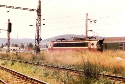  Bratislava - vchod. návestidlo od východného do Odb Vinohrady. Od Rače vchádza do Odb Vinohrady os. vlak s S 499.0. Foto: Z. Piešová, 1985. 105 x 70, COLOR 