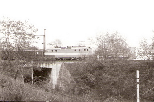  Bratislava - ES 499.1 s os. vlakom idúcim od zast. Ba Vinohrady do hl. st. na nadjazde nad traťou z hl. st. do Ba Nové Mesto. Foto: Z. Piešová, 1986. 130 x 90 