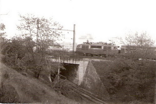  Bratislava - ES 499.0 s rýchlikom idúcim do zast. Ba Vinohrady od hl. st. na nadjazde nad traťou z hl. st. do Ba Nové Mesto. Foto: Z. Piešová, 1986. 130 x 90 
