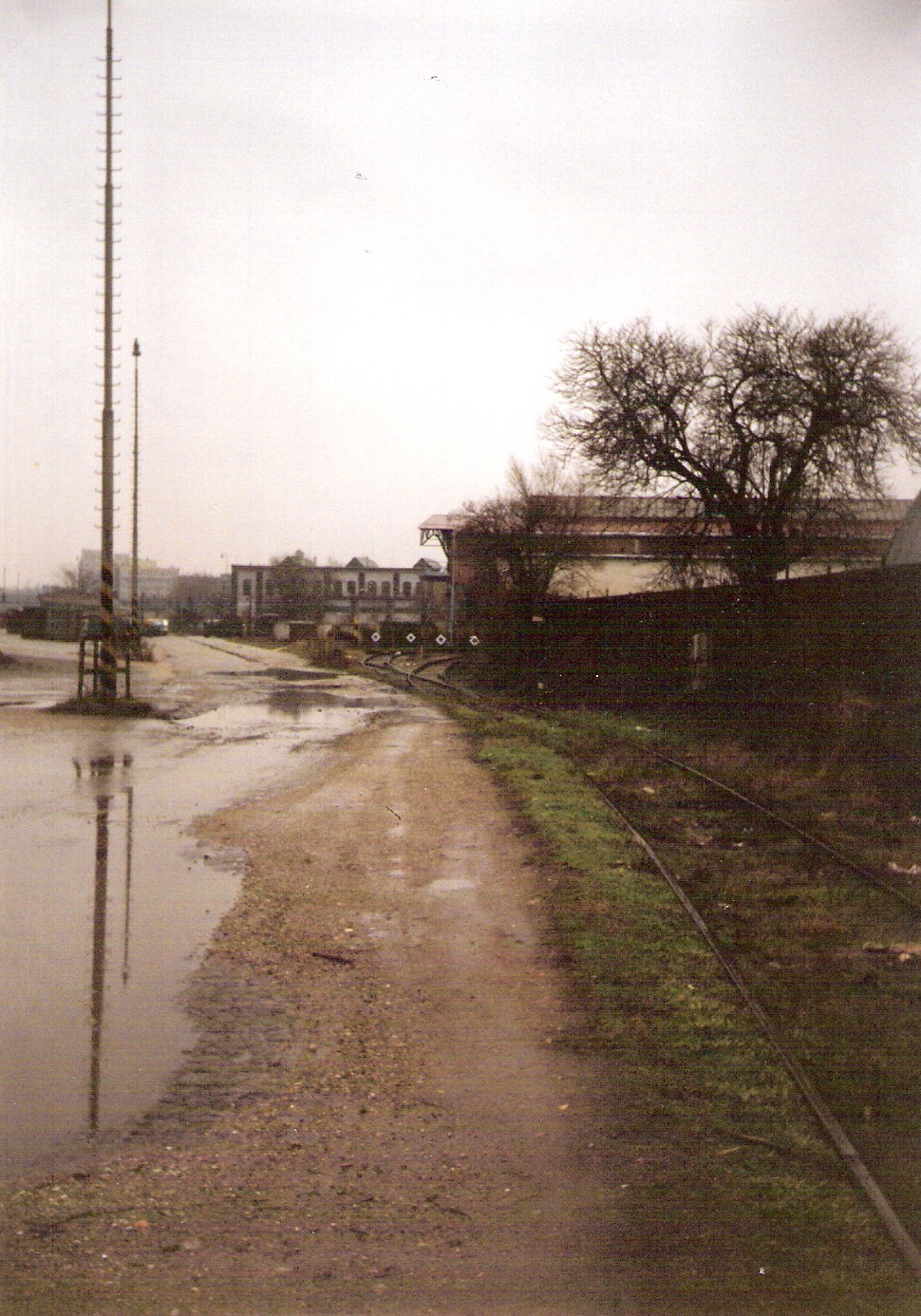  Bratislava filiálka - pohľad z nákladiska, priľahlého k Račianskej ulici na vlečku do Ferony. Vzadu závod BEZ. Foto: M. Entner, 11.1994. 125 x 177, COLOR 