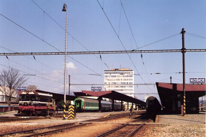  Košice - pohľad od michalianskeho konca 2. nástupišťa na 1. a 2. nástupište a adm. budovu. Osobné vozne a 721 038-8. Foto: P. Chomjak, 15.4.1998. 175 x 125, COLOR 
