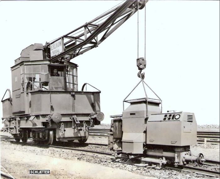 Motorový koľajový žeriav Oerlikon 5000 kg s podveseným neidentifik. zariadením pre práce s koľajnicami, zvarovaná konštr. Anon., cca 1950. 131 x 106 