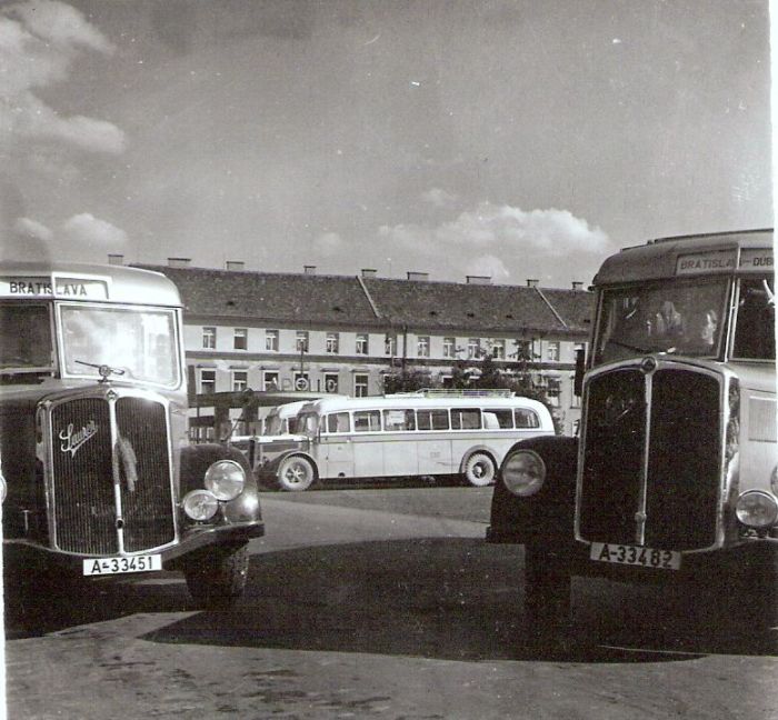  Autobusová st. Bratislava Avion. Pohľad na predky dvoch Saurer, medzi nimi vzadu Saurer s nápisom ČSD zboku, za ním benzín. pumpa APOLLO a obyt. domy. Anon., cca 1947. 100 x 100 