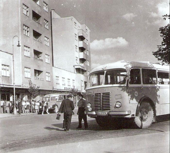  Autobus. st. Bratislava Avion. Vpravo predok Š 706 RO a dvaja vodiči, vzadu budovy Avion, osvetľ. kandeláber, autobus Saurer a čakajúci ľudia. Anon., cca 1947. 100 x 100 
