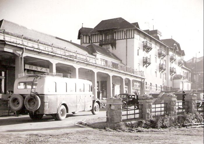  Štrbské Pleso. Pohľad odzadu na autobus Saurer s nápisom SŽ před liečebným domom. Anon., cca 1943. 100 x 100 