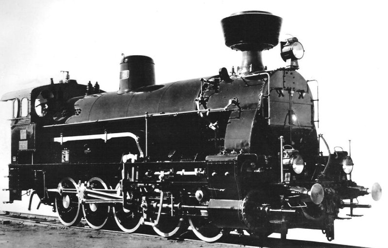  Parný rušeň 80.963 KKStB, neskôr 524.038 ČSD bez tendra. Pohľad zprava zpredu. Anon., 1915. 147 x 100. Pohľadnica Pressfoto Praha. 