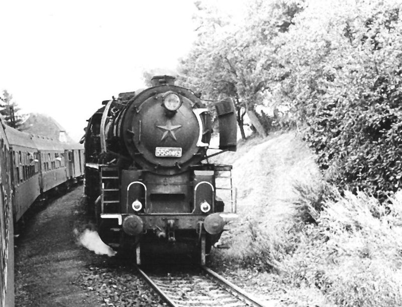  Parný rušeň 556.0350 na dvojkoľ. neelektrifik. trati s ľavostrannou prevádzkou. Pohľad zpredu, z okna prottidúceho os. vlaku. Foto: J. Kubáček, cca 1975. 178 x 129 