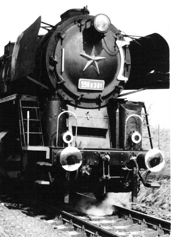  Parný rušeň 556.0361. Pohľad zprava zpredu iba na čelo rušňa. Anon., cca 1975. 120 x 170 