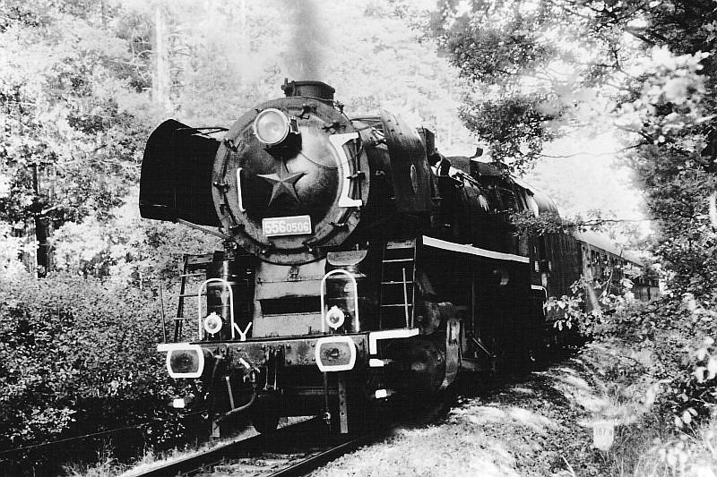  Parný rušeň 556.0506 + súprava Ba na jednokoľajnej trati v lese. Jílovice. Pohľad zľava zpredu. Foto. M. Hájek, 24.9.1988. 177 x 130 