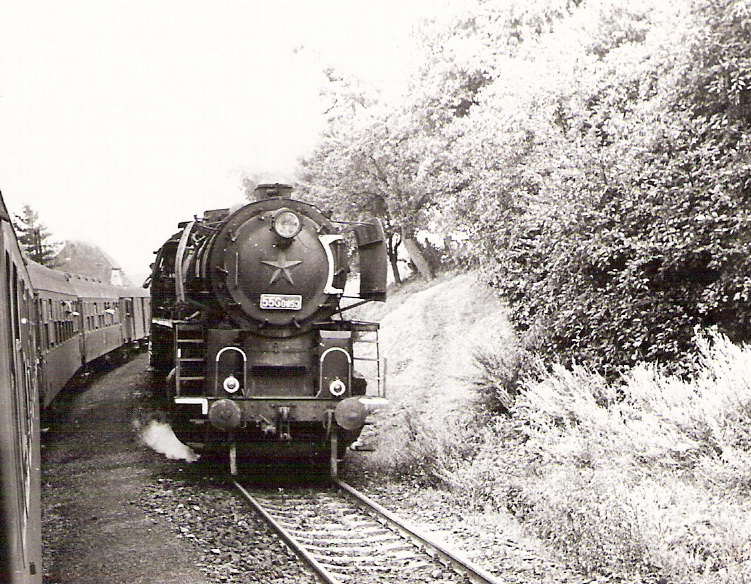  Parný rušeň 556.0350 na dvojkoľ. neelektrifik. trati s ľavostrannou prevádzkou. Pohľad zpredu, z okna prottidúceho os. vlaku. Foto: J. Kubáček, cca 1975. 129 x 89 