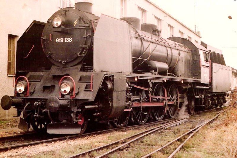  Parný rušeň 919.138 BaB v depe Bratislava hl. pri administratívnej budove. Pohľad zľava zpredu. Vľavo vzadu administratívna budova, vpravo vzadu váha. Foto: Anon., cca 1990. 126 x 85, COLOR 
