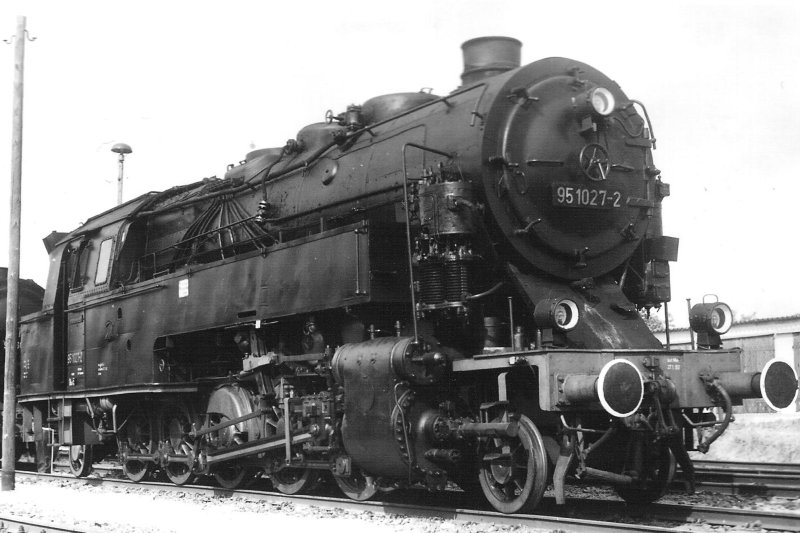  Parný rušeň 95 1027-2 DR v depe Erfurt West. Pohľad zprava zpredu. Foto: Anon., 6.6.1982. 123 x 84 