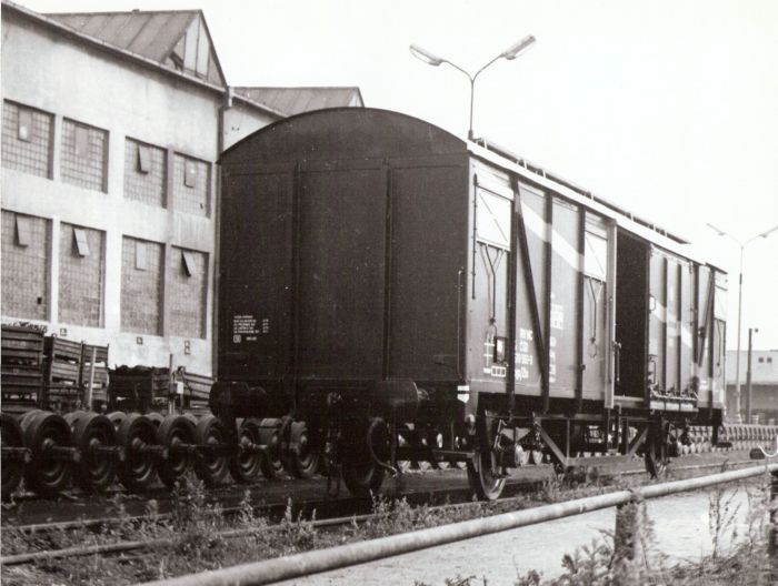  Nákladný dvojnápravový zakrytý vozeň Ggs v Tatravagónke Poprad. Pohľad predobočný. Vzadu dvojkolia a výrobná hala. Foto: Anon., cca 1970. 240 x 178 