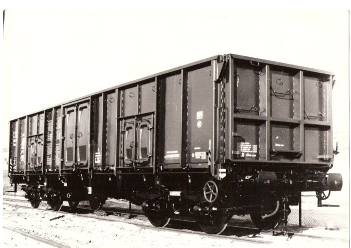  Nákladný štvornápravový vysokostenný vozeň. Pohľad predobočný. Foto: Anon., cca 1967. 240 x 178 