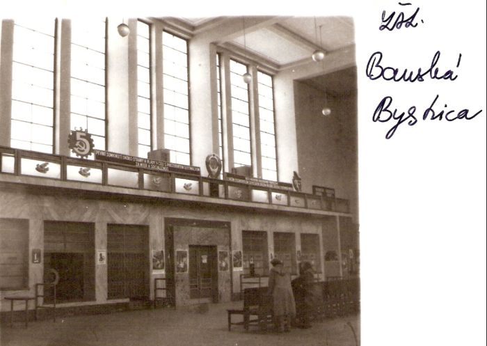  Banská Bystrica - výpravná budova. Interiér vestibulu s budovateľskými nápismi a znakom 5RP. Foto: Anon., cca 1950. 96 x 90 