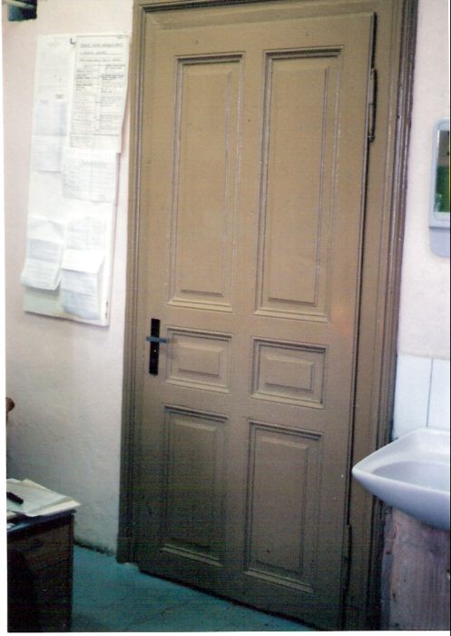  Bernolákovo - výpraná budova. Pohľad na dvere do dopravnej kancelárie. Vpravo umývadlo. Foto: M. Entner, 15.9.1996. 89 x 126, COLOR 