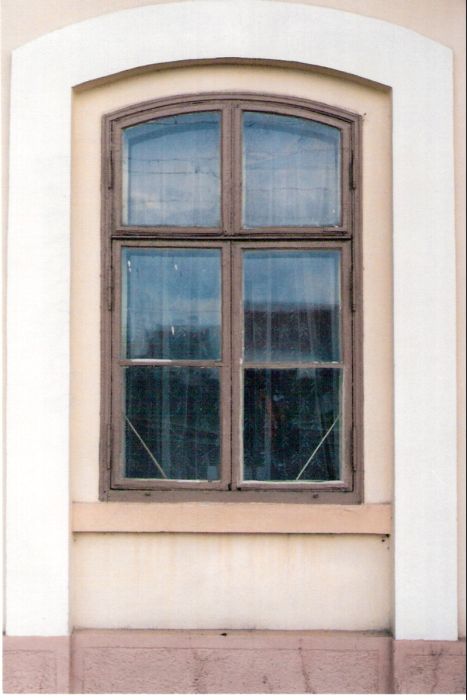  Bernolákovo - výpravná budova. Pohľad na okno zvonku. Foto: M. Entner, 15.9.1996. 89 x 126, COLOR 