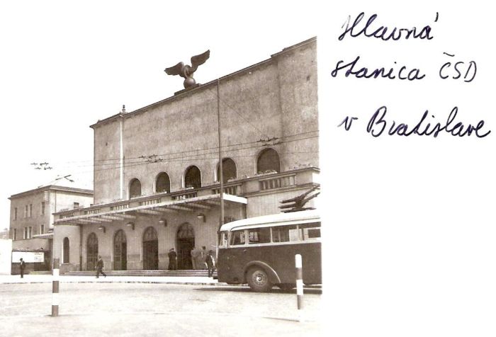  Bratislava hl. st. - výpravná budova. Šikmý pohľad z predstaničného priestoru od Rače. Vpravo časť trolejbusu MAN-Siemens, osvetľ. stĺp. Foto: Anon., cca 1945. 87 x 90 
