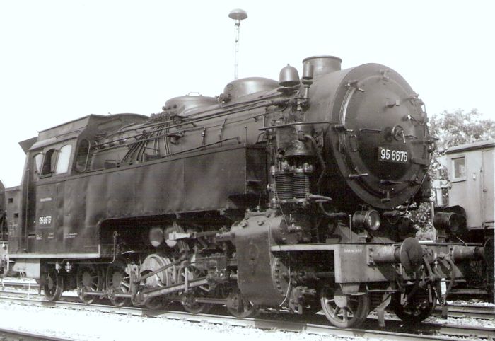  Parný rušeň 95 6676 DR v depe Erfurt West. Pohľad zprava zpredu. Foto: Anon., 6.6.1982. 123 x 84 