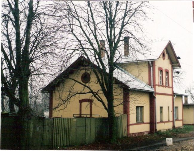  Dubnica nad Váhom - stará výpravná budova. Šikmý pohľad zo strany koľají od Žiliny. Foto: M. Entner, 14.12.1996. 126 x 89, COLOR 