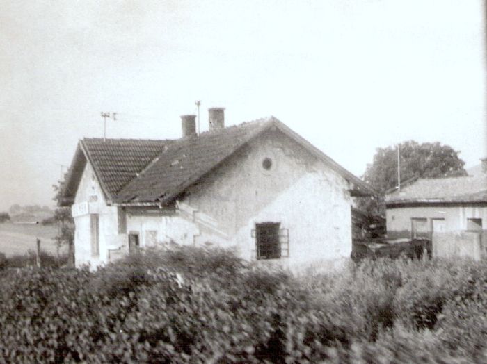  Gemer - výpravná budova. Pohľad zo strany koľají od Plešivca. Foto: J. Kubáček, 31.7.1992. 179 x 126 