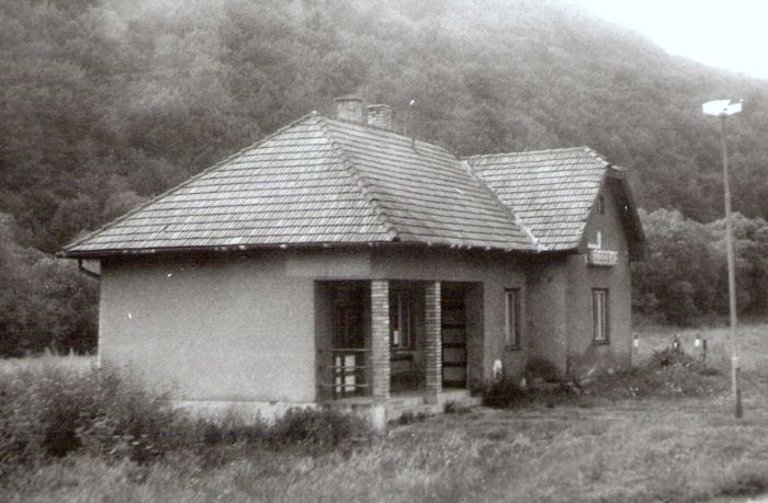 Gočovo - výpravná budova. Pohľad zo strany koľají od Dobšinej. Foto: J. Kubáček, 31.7.1992. 179 x 126 