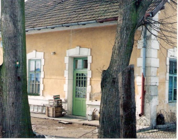  Horné Ozorovce - výpravná budova. Šikmý pohľad z predstaničného priestoru na bočnú fasádu od Topolčian. Foto: M. Entner, 26.2.1996. 126 x 89, COLOR 