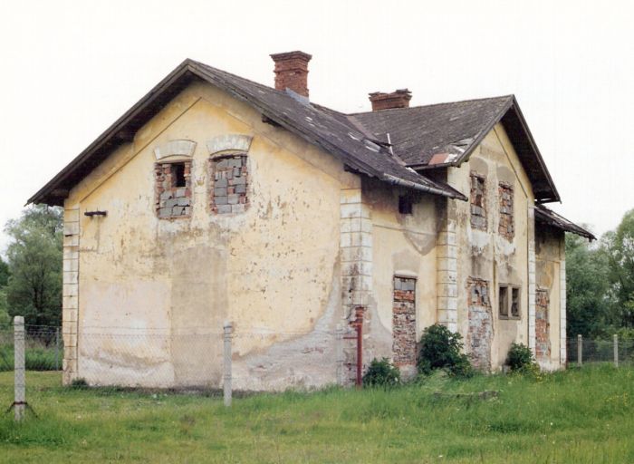  Kapušany pri Prešove - výpravná budova pôvodnej stanice. Šikmý pohľad zo strany koľají od Bardejova. Foto: P. Chomjak, 25.5.1998. 176 x 126, COLOR 