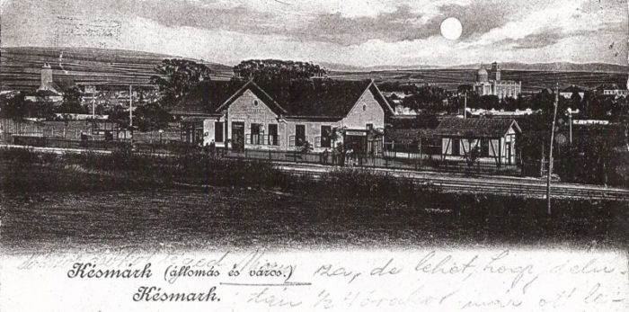  Kežmarok - pôvodná stanica. Výpravná budova a priľahlé objekty. Šikmý pohľad od Popradu. Foto: E. Schmidt, cca 1900, xeroxová kópia. 280 x 172 