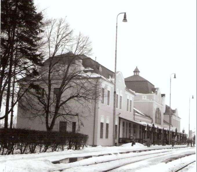  Kežmarok - nová výpravná budova. Zimný šikmý pohľad zo strany koľají od Plavča. Foto: J. Kubáček, 9.1.1996. 99 x 100 