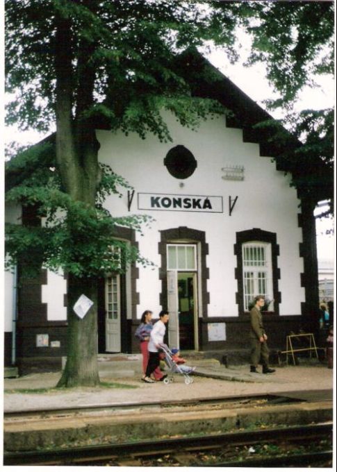  Konská pri Rajci - výpravná budova. Čelný pohľad zo strany koľají. Foto: M. Entner, 17.8.1996. 88 x 125, COLOR 