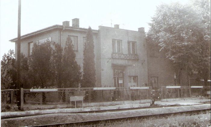  Koniarovce - výpravná budova. Šikmý pohľad zo strany koľají od Topoľčian. Foto: Z. Piešová, cca 1988. 148 x 105 