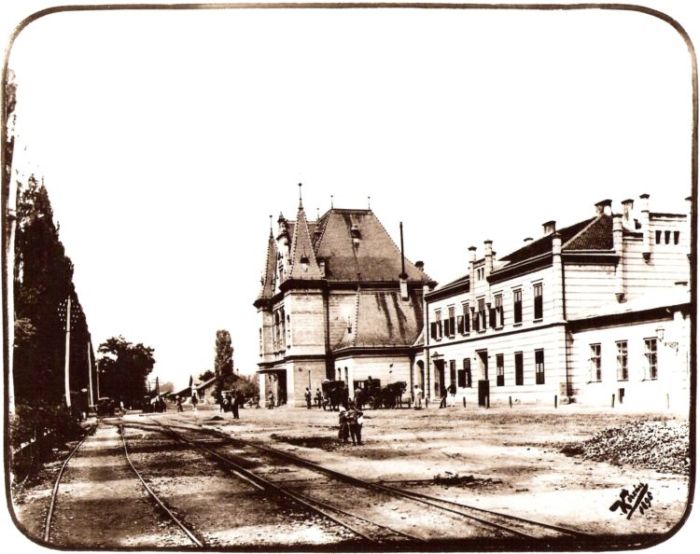  Košice - výpravné budovy Tiskej i štátnej železnice. Pohľad z predstaničného priestoru od Michalian. Vpredu koľaje koňky s vlečnými výhybkami. Foto: Koczány, 1896. 205 x 162 