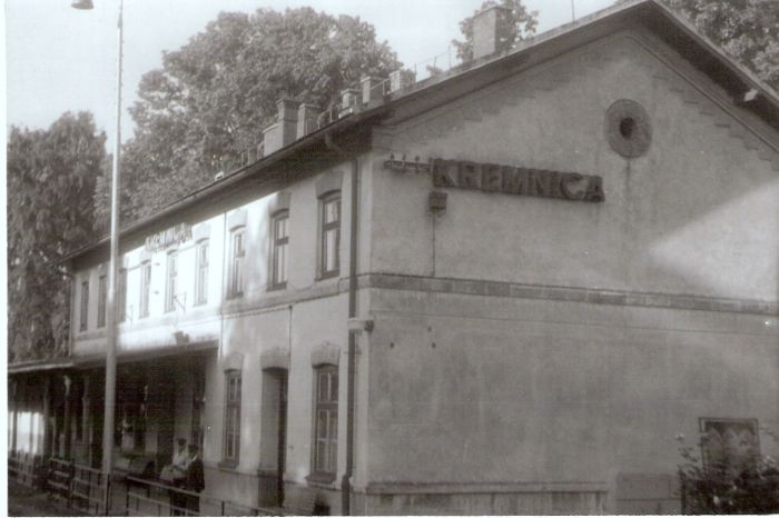  Kremnica - výpravná budova. Šikmý pohľad zo strany koľají od Vrútok. Foto: J. Kubáček, 11.7.1994. 178 x 120 
