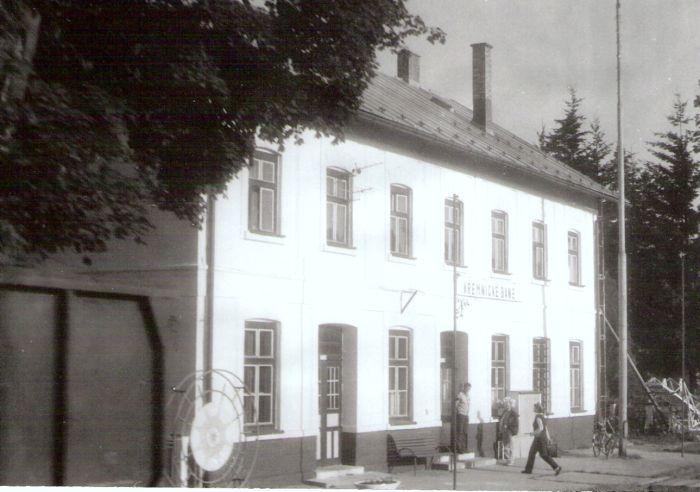  Kremnické Bane - výpravná budova. Šikmý pohľad zo strany koľají od Zvolena. Foto: J. Kubáček, 11.7.1994. 178 x 120 