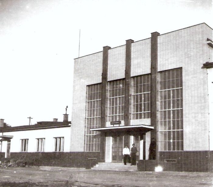  Krupina - výpravná budova nová. Šikmý pohľad z predstaničného priestoru od Šiah. Foto: Anon., cca 1950. 95 x 95 