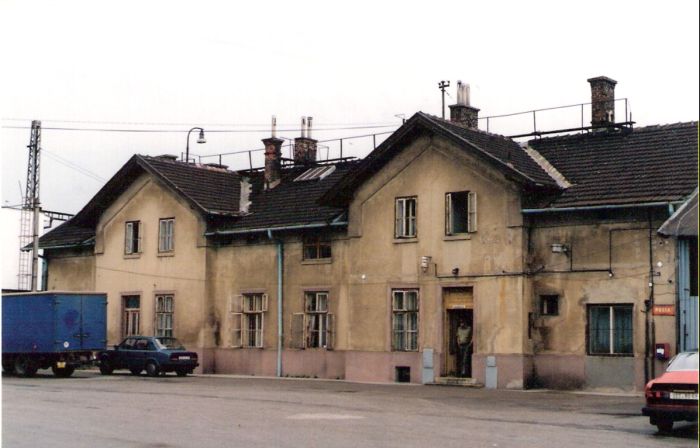  Kúty - výpravná budova stará. Šikmý pohľad z predstaničného priestoru od Bratislavy. Foto: M. Entner, 13.6.1996. 126 x 90, COLOR 