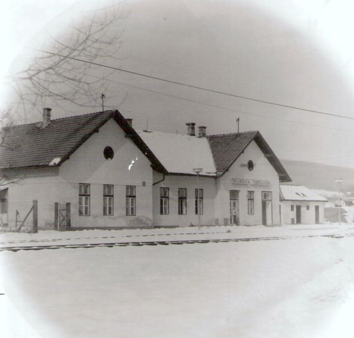 Kunova Teplica - výpravná budova. Šikmý pohľad zo strany koľají od Plešivca. Foto: J. Kubáček, cca 1993. 122 x 121 