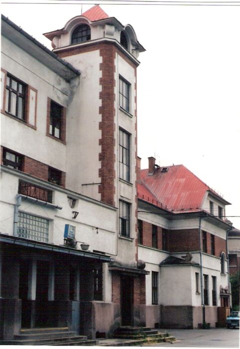  Kúty - výpravná budova nová. Pohľad na vežičku v uličnej fasáde na bratislavskej strane hlavného vchodu. Foto: M. Entner, 13.6.1996. 89 x 126, COLOR 